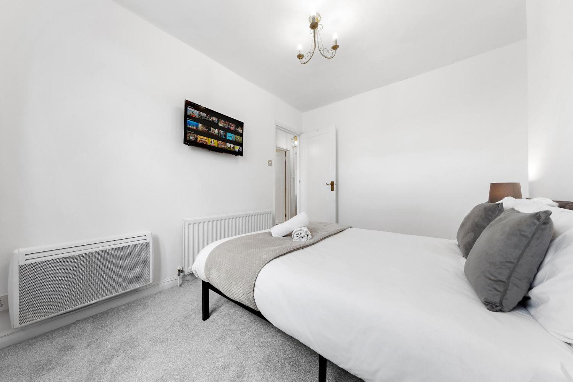 Newly Renovated Kensington 2 Bedroom With Balcony Near Harrods Sleeps 6, 2 Min Walk From Station Apartment