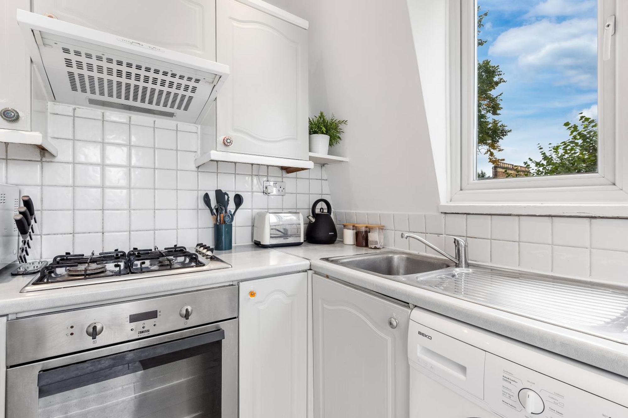 Apartment Newly Renovated Kensington 2 Bedroom With Balcony Near Harrods Sleeps 6, 2 Min Walk From Station London