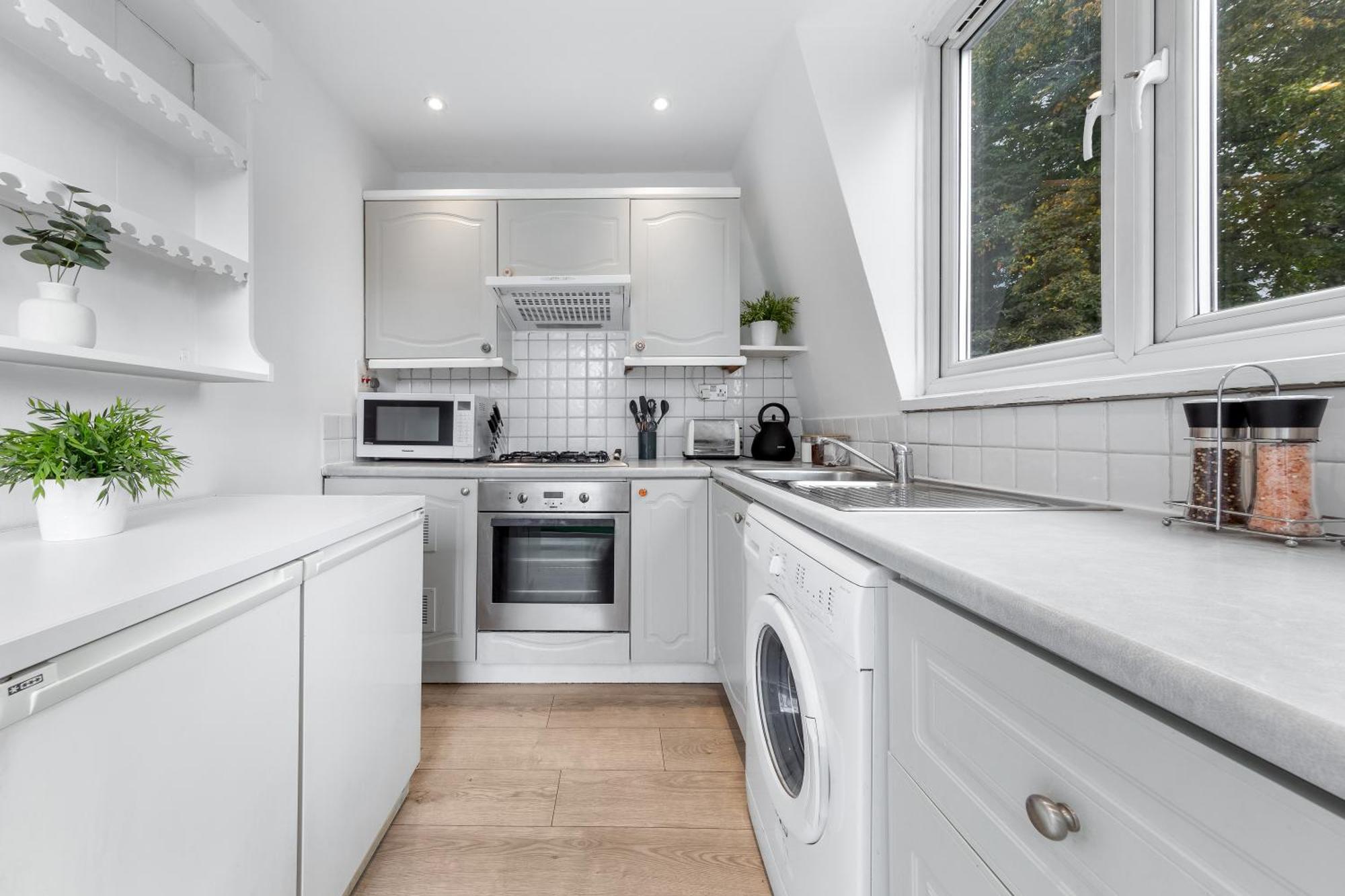 Newly Renovated Kensington 2 Bedroom With Balcony Near Harrods Sleeps 6, 2 Min Walk From Station London