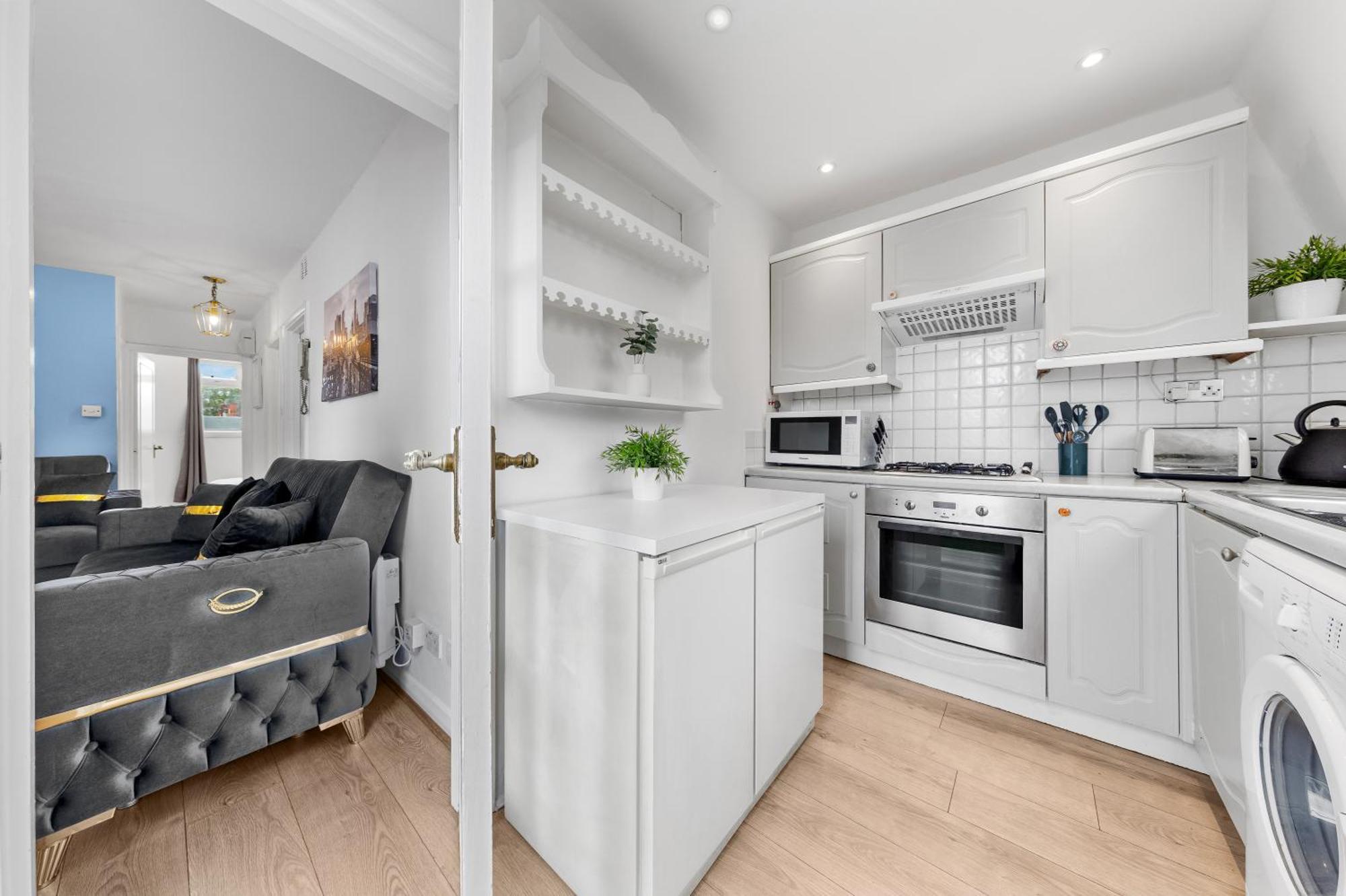 Newly Renovated Kensington 2 Bedroom With Balcony Near Harrods Sleeps 6, 2 Min Walk From Station * London
