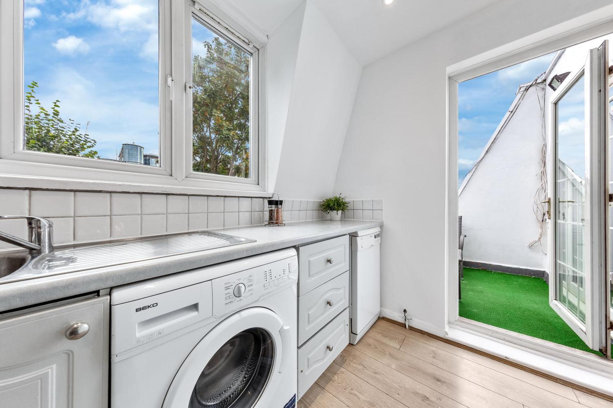 Apartment Newly Renovated Kensington 2 Bedroom With Balcony Near Harrods Sleeps 6, 2 Min Walk From Station