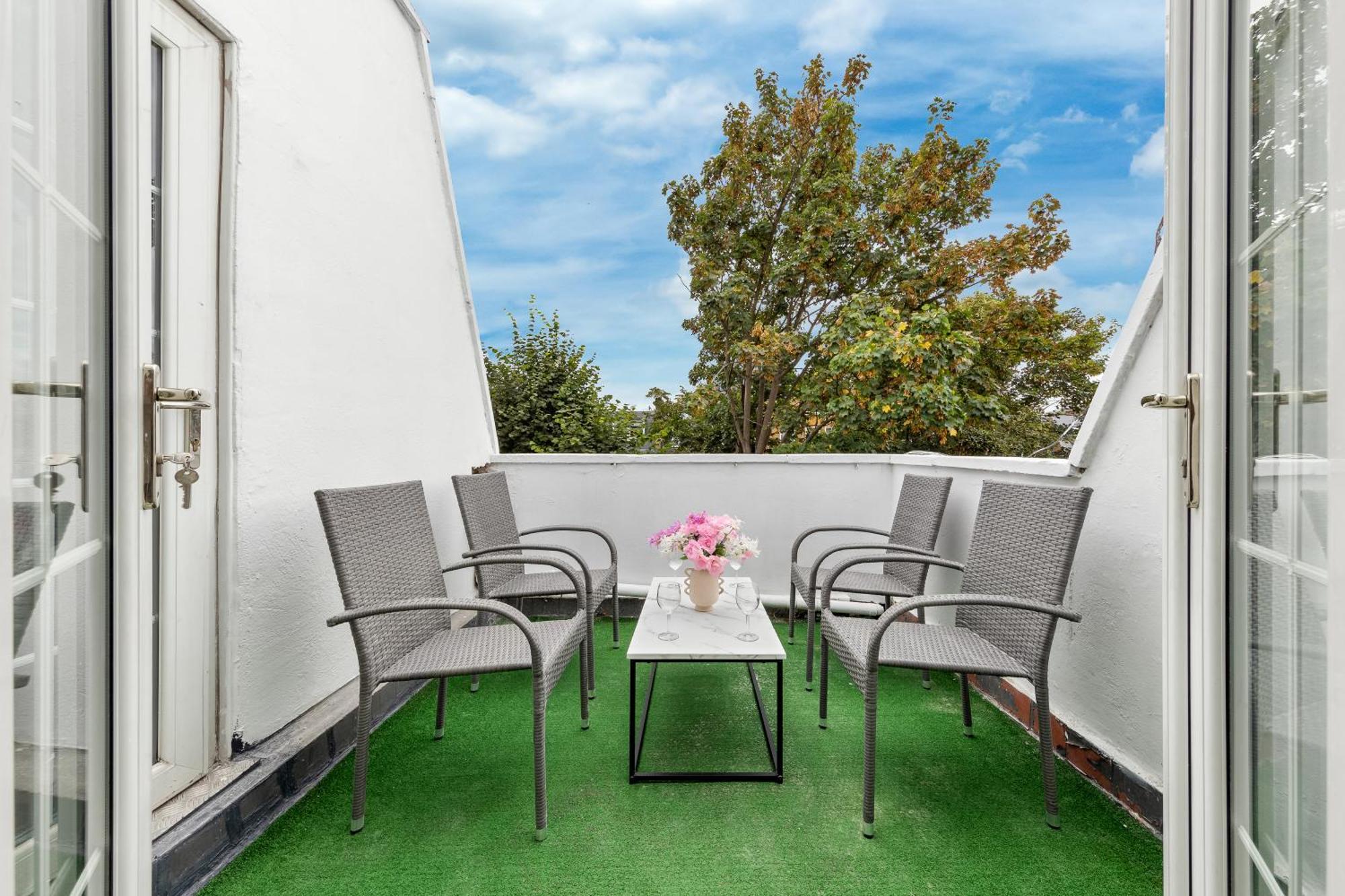 Newly Renovated Kensington 2 Bedroom With Balcony Near Harrods Sleeps 6, 2 Min Walk From Station * London