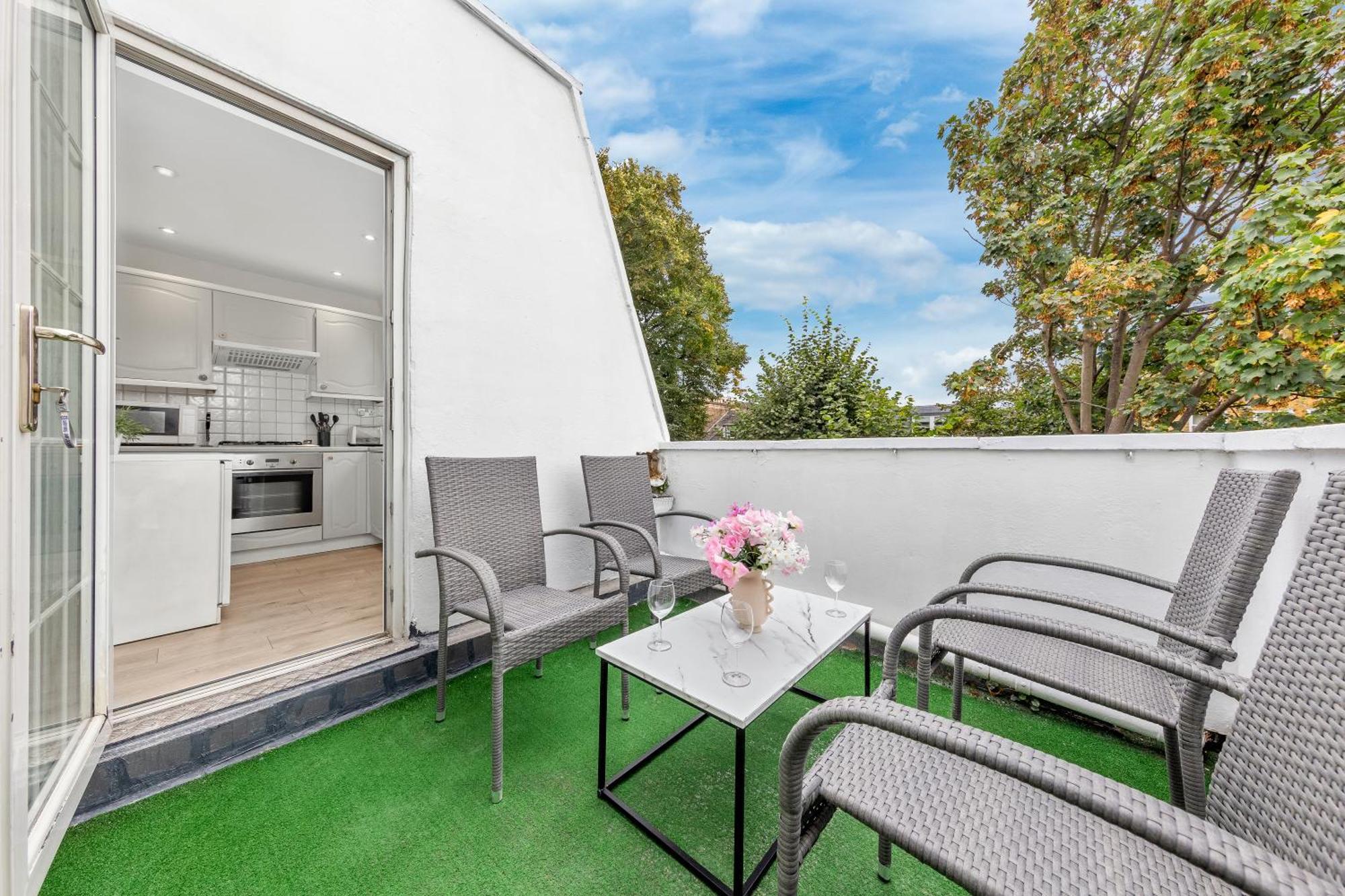 Newly Renovated Kensington 2 Bedroom With Balcony Near Harrods Sleeps 6, 2 Min Walk From Station Apartment London