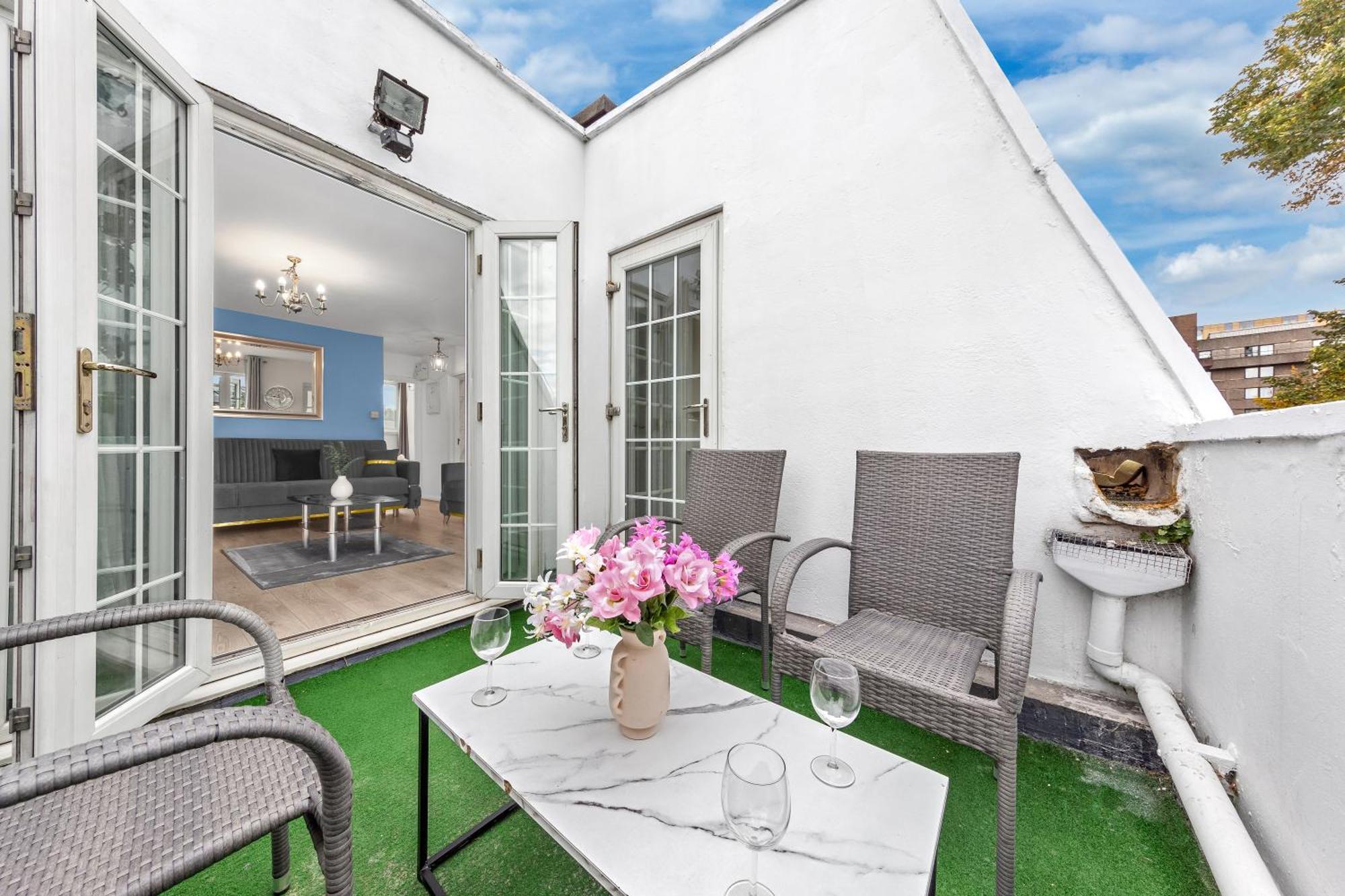 Newly Renovated Kensington 2 Bedroom With Balcony Near Harrods Sleeps 6, 2 Min Walk From Station * London