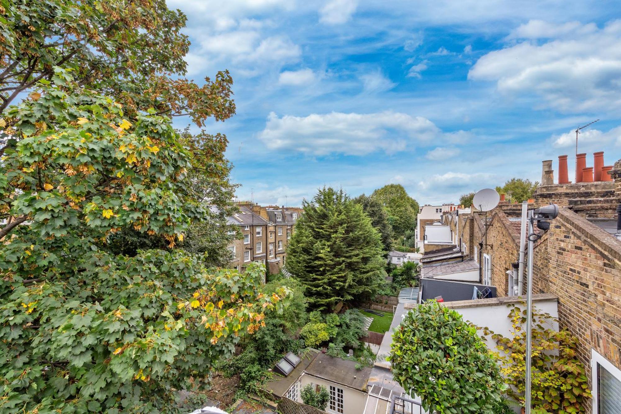 Apartment Newly Renovated Kensington 2 Bedroom With Balcony Near Harrods Sleeps 6, 2 Min Walk From Station London