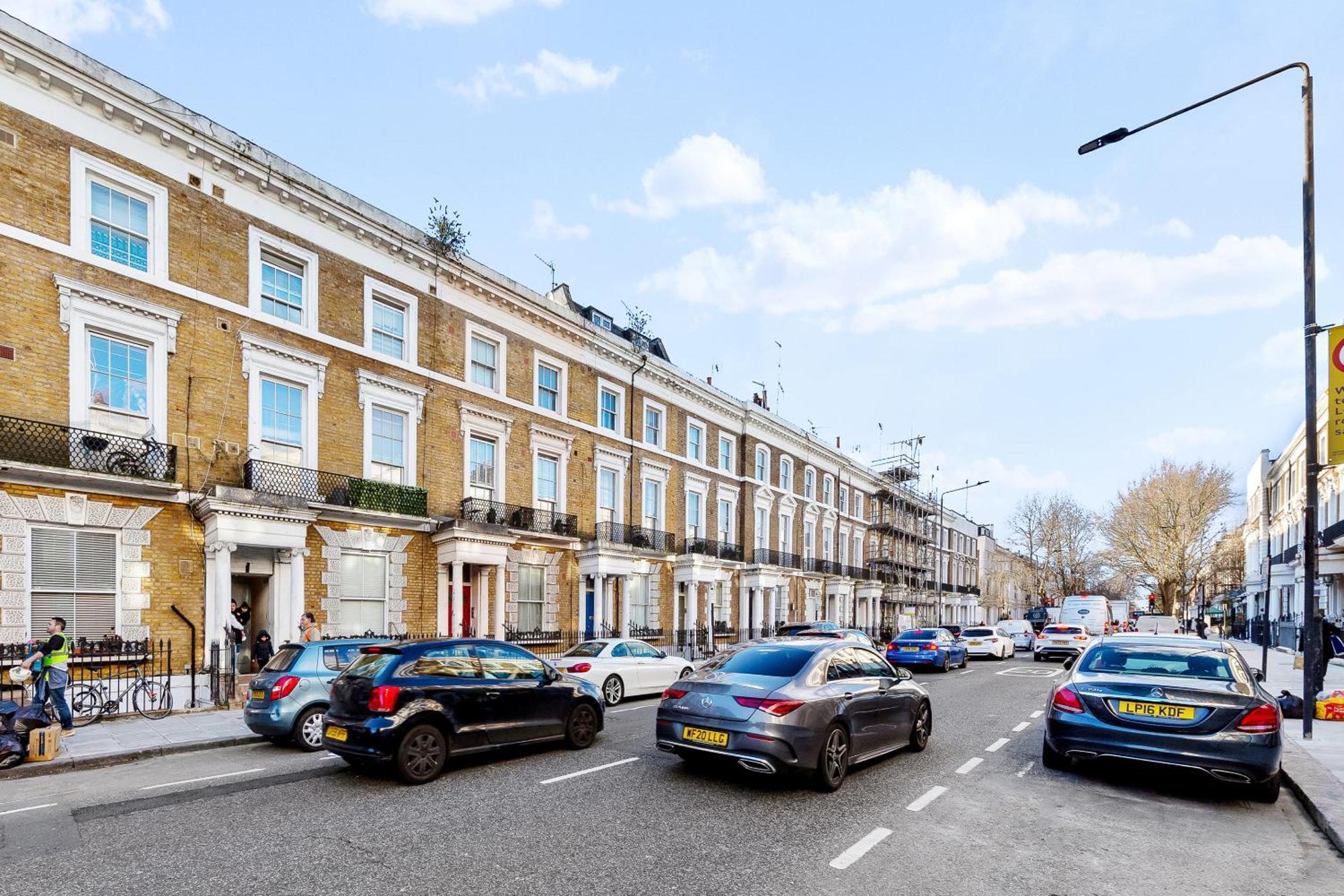 Newly Renovated Kensington 2 Bedroom With Balcony Near Harrods Sleeps 6, 2 Min Walk From Station Apartment *