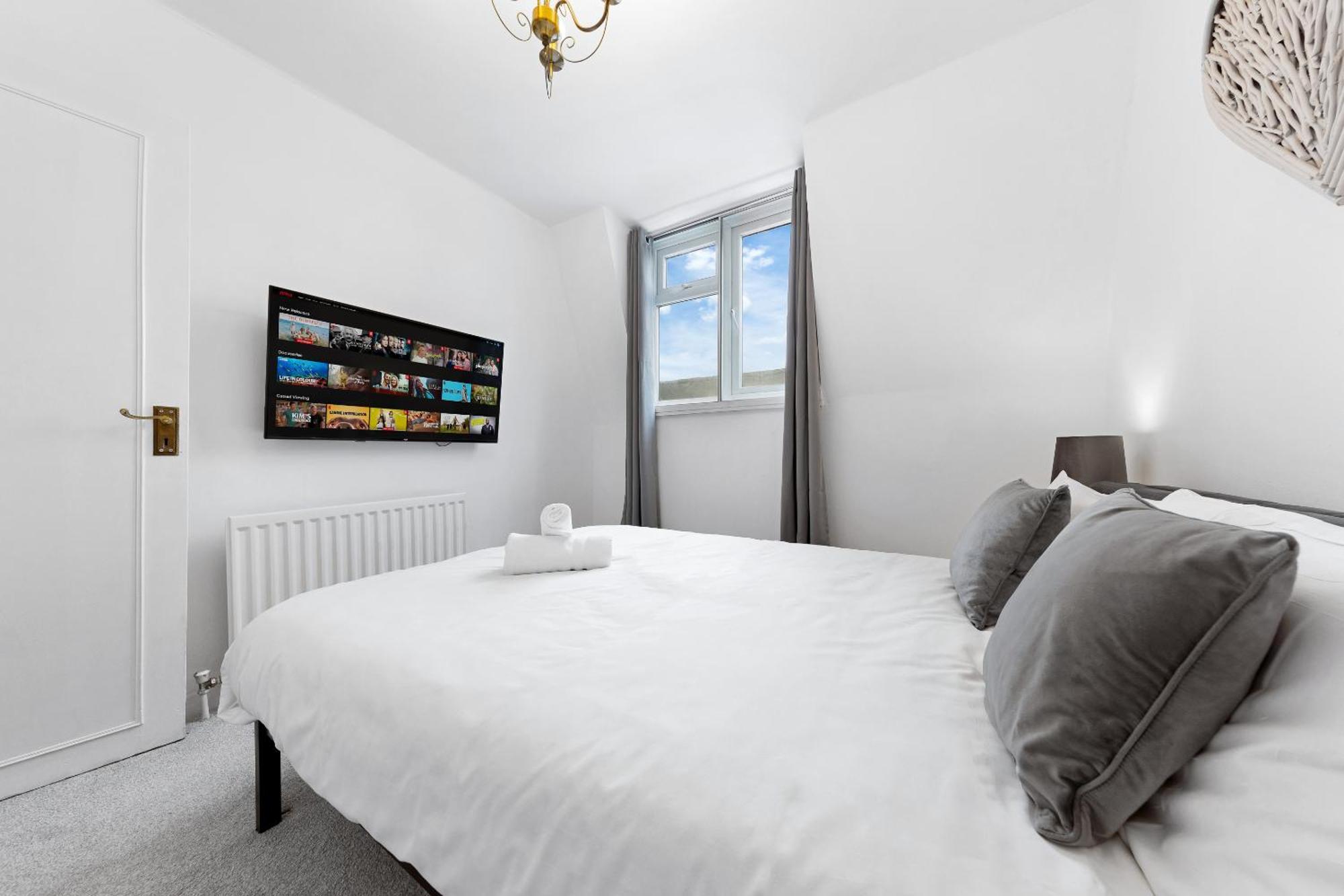 Newly Renovated Kensington 2 Bedroom With Balcony Near Harrods Sleeps 6, 2 Min Walk From Station Apartment London