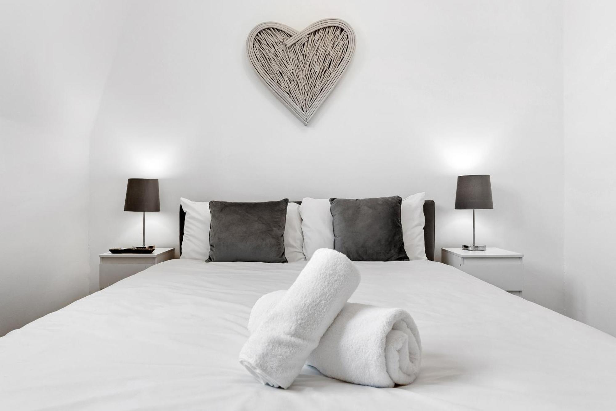 Newly Renovated Kensington 2 Bedroom With Balcony Near Harrods Sleeps 6, 2 Min Walk From Station