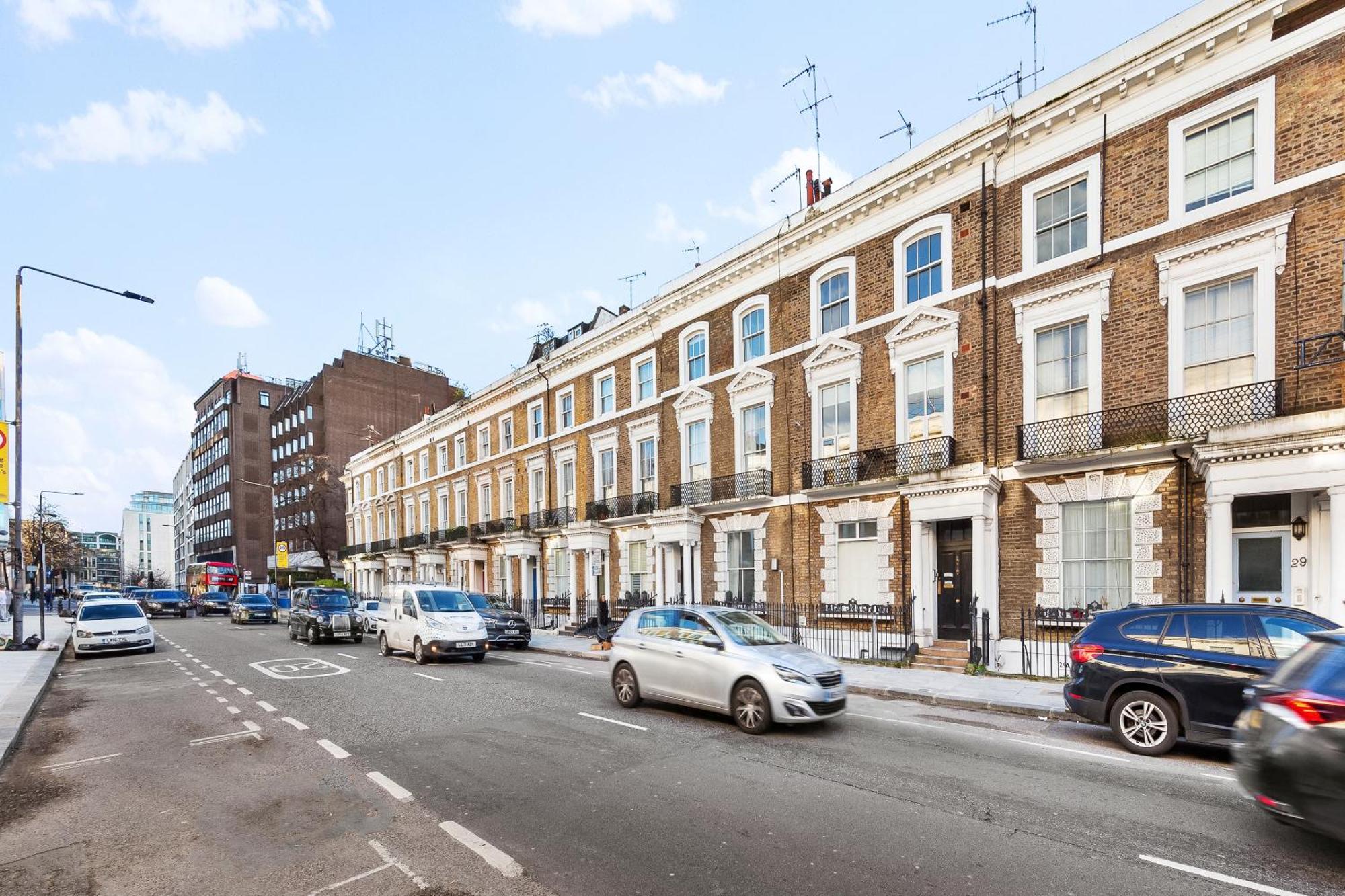Apartment Newly Renovated Kensington 2 Bedroom With Balcony Near Harrods Sleeps 6, 2 Min Walk From Station
