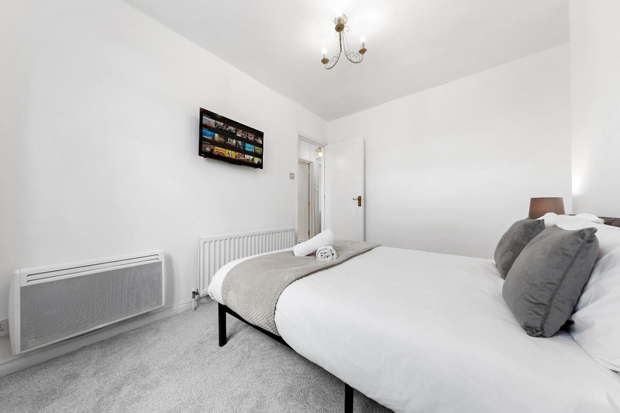 Newly Renovated Kensington 2 Bedroom With Balcony Near Harrods Sleeps 6, 2 Min Walk From Station Apartment London