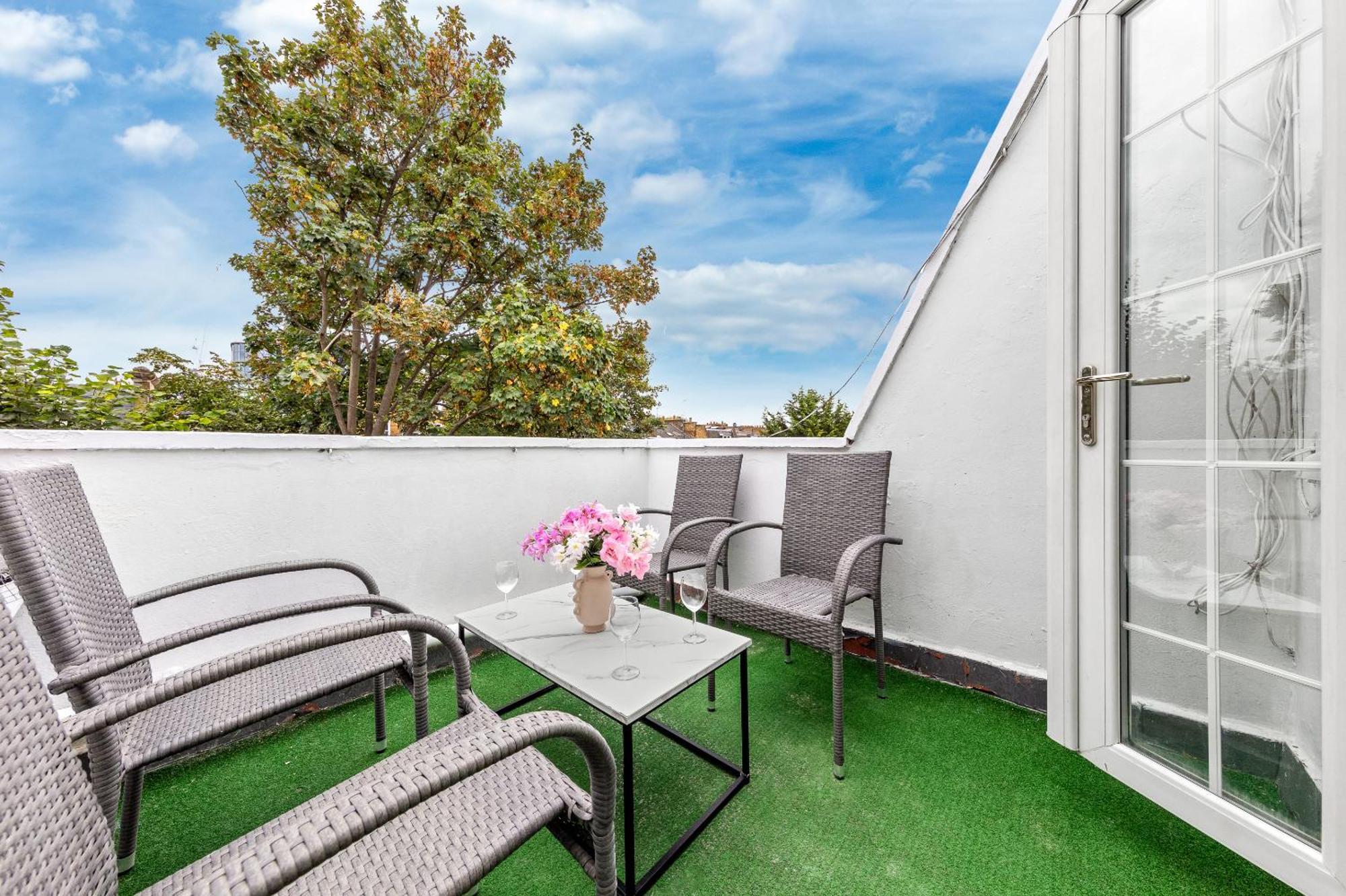 Apartment Newly Renovated Kensington 2 Bedroom With Balcony Near Harrods Sleeps 6, 2 Min Walk From Station London