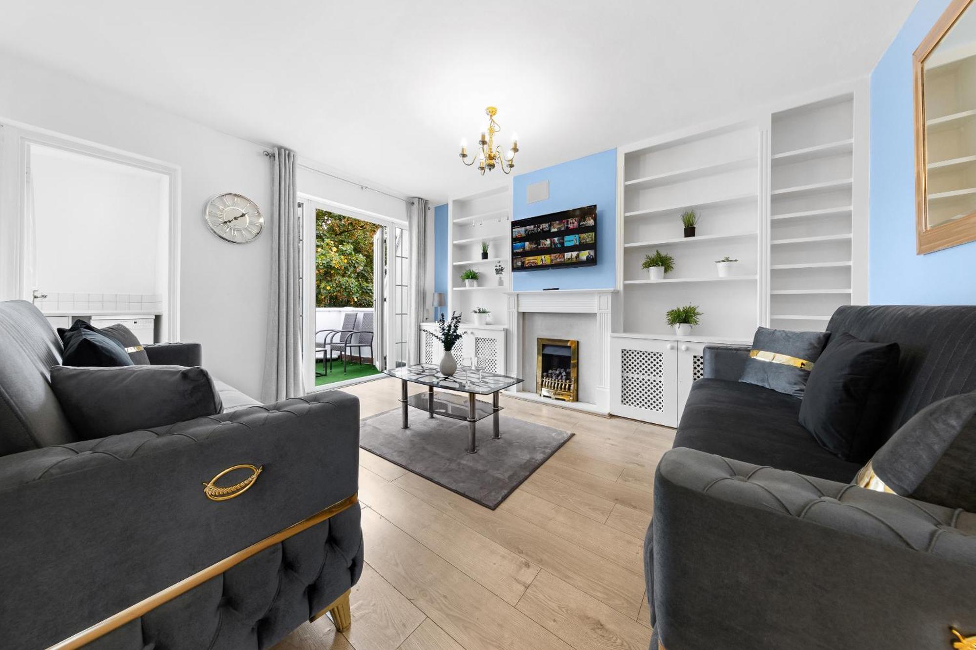 Newly Renovated Kensington 2 Bedroom With Balcony Near Harrods Sleeps 6, 2 Min Walk From Station Apartment London