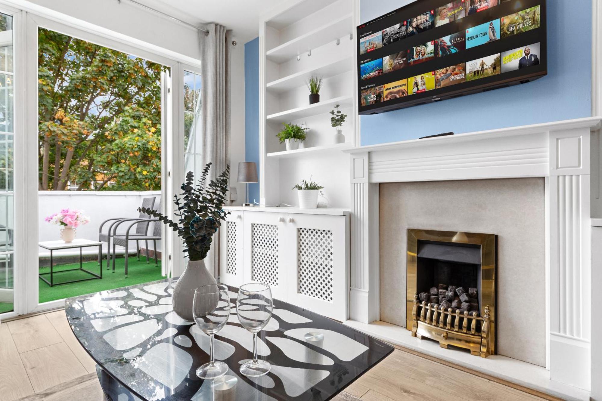 Newly Renovated Kensington 2 Bedroom With Balcony Near Harrods Sleeps 6, 2 Min Walk From Station *