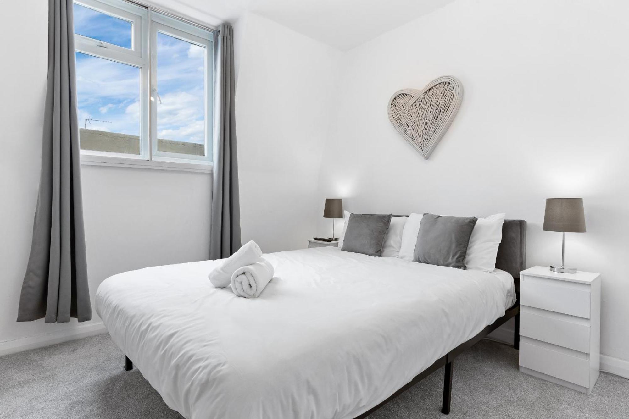 Apartment Newly Renovated Kensington 2 Bedroom With Balcony Near Harrods Sleeps 6, 2 Min Walk From Station