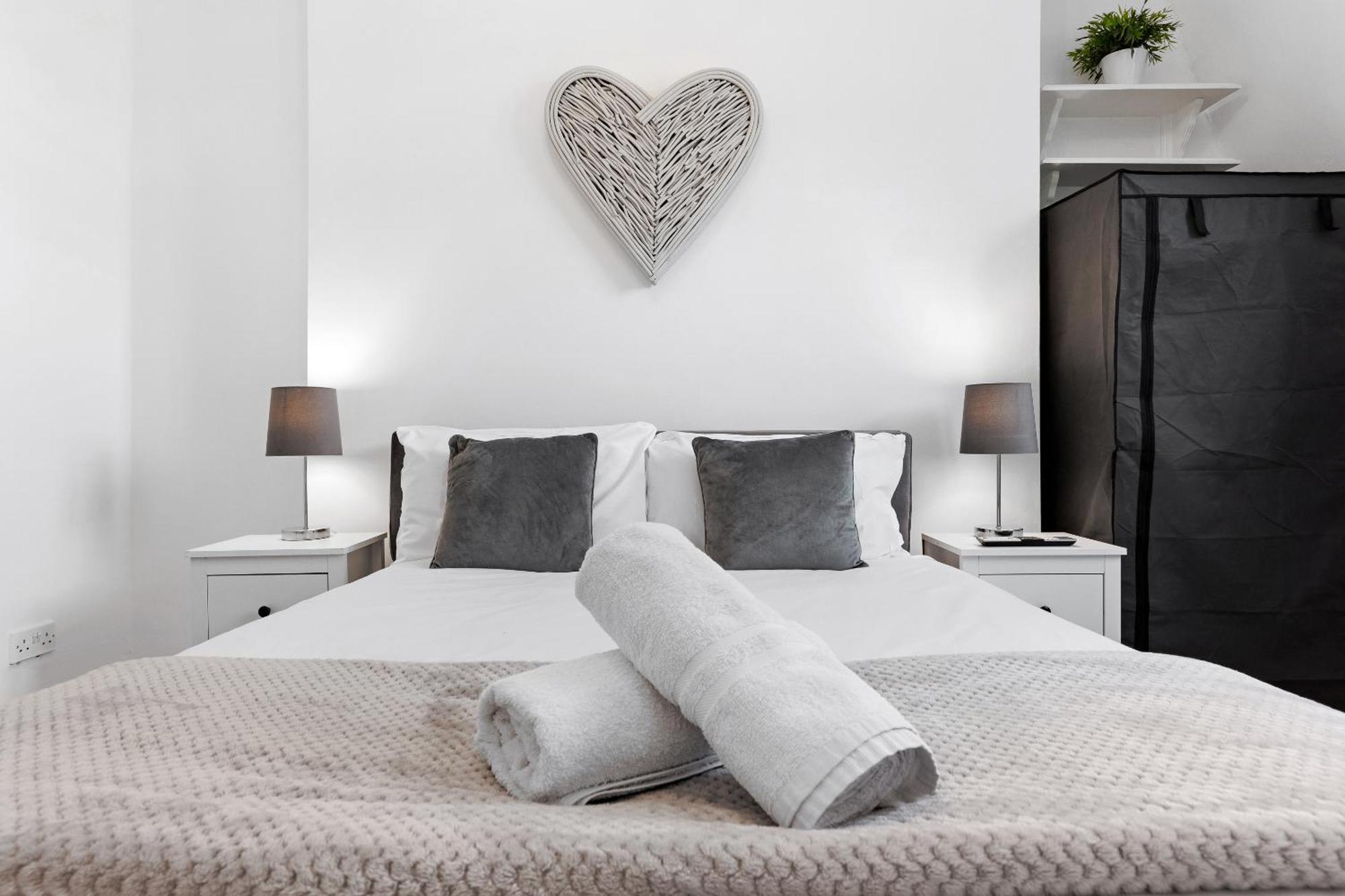 Newly Renovated Kensington 2 Bedroom With Balcony Near Harrods Sleeps 6, 2 Min Walk From Station *