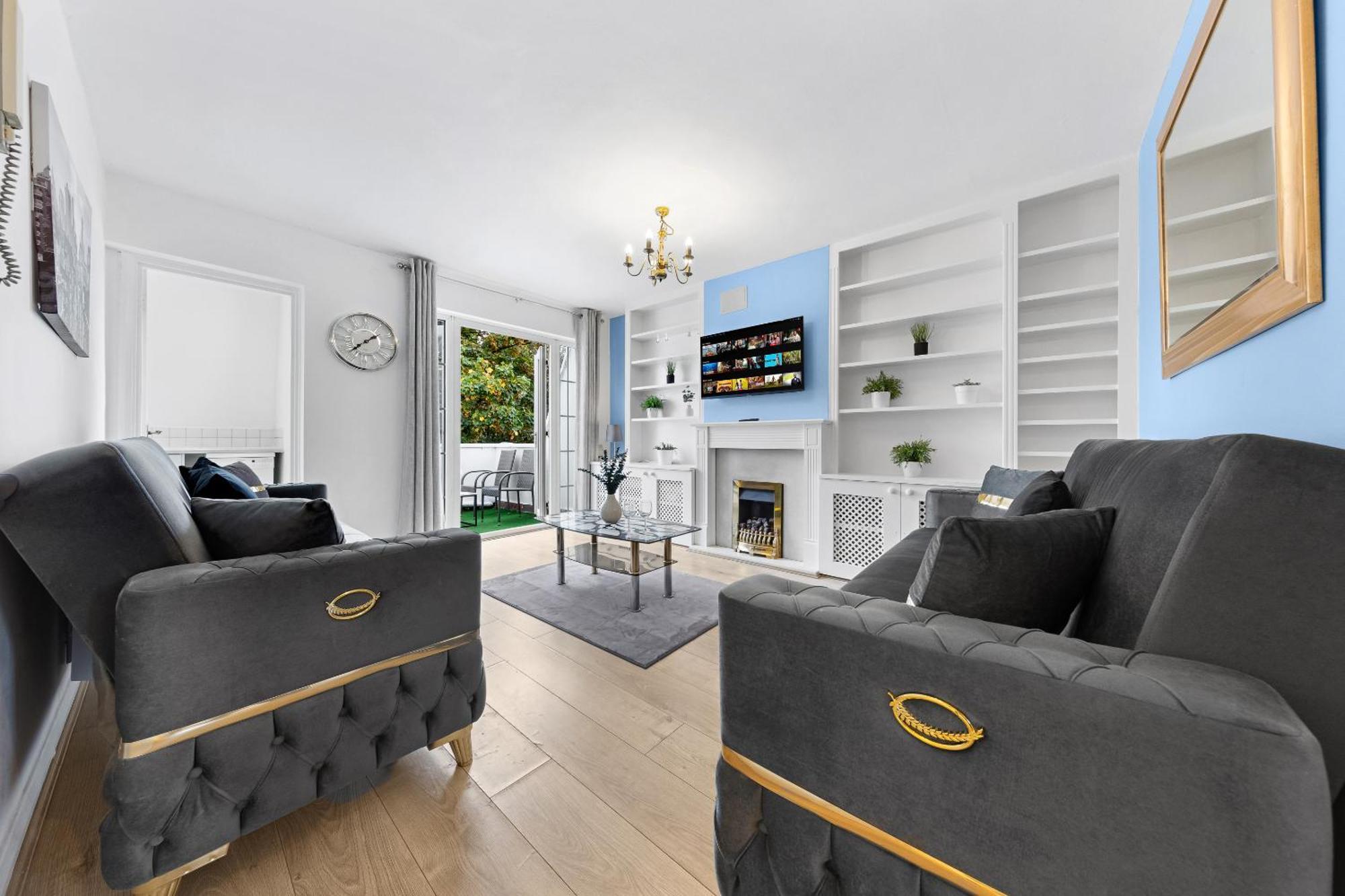 Newly Renovated Kensington 2 Bedroom With Balcony Near Harrods Sleeps 6, 2 Min Walk From Station Apartment London